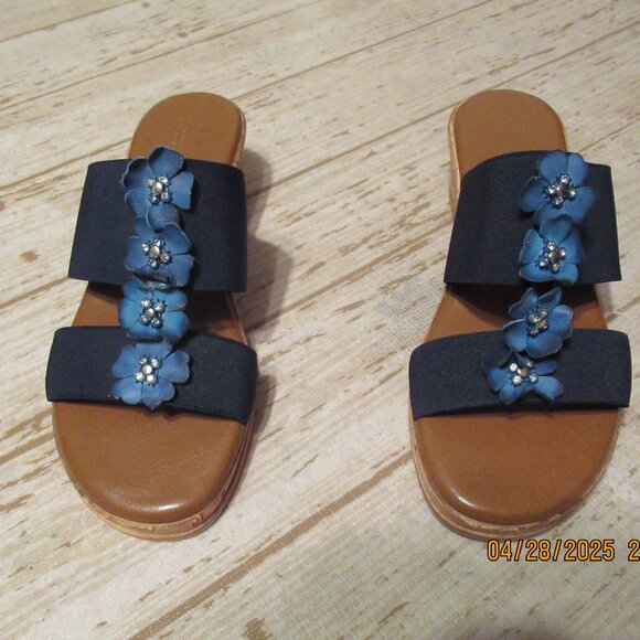 Navy Slip-In Sandals With Decorative Flowers - Size 6.5 - Picture 4 of 6